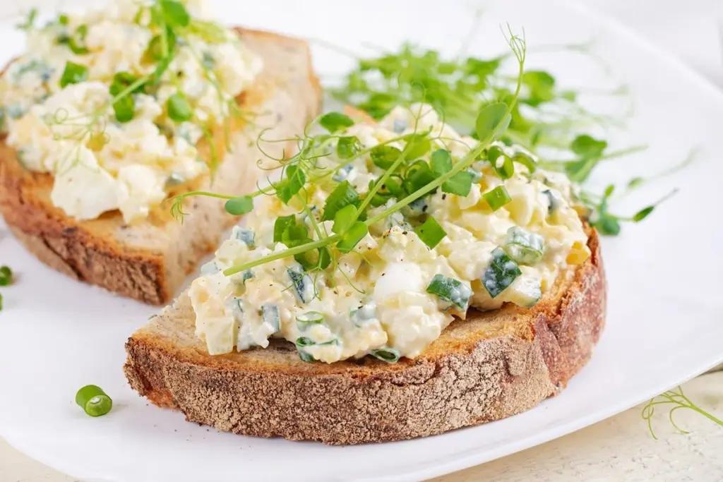 Dlaczego warto zastąpić masło serkiem wiejskim z jajkiem