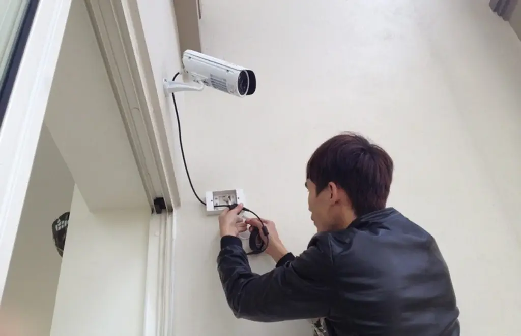 Dlaczego warto zakleić obiektyw domowej kamery, gdy wchodzisz do sypialni