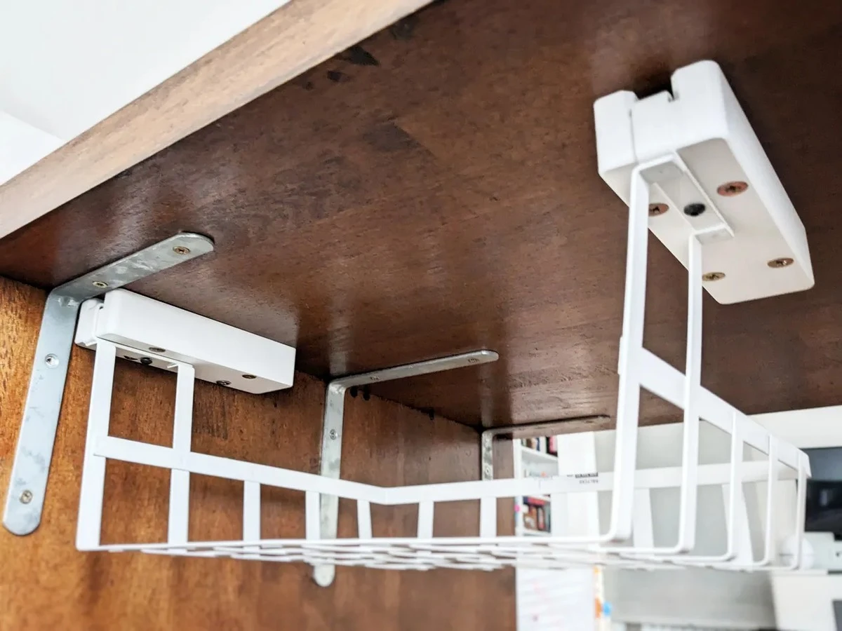 Dlaczego warto zamontować ten metalowy koszyk pod półką w kuchni - image 1