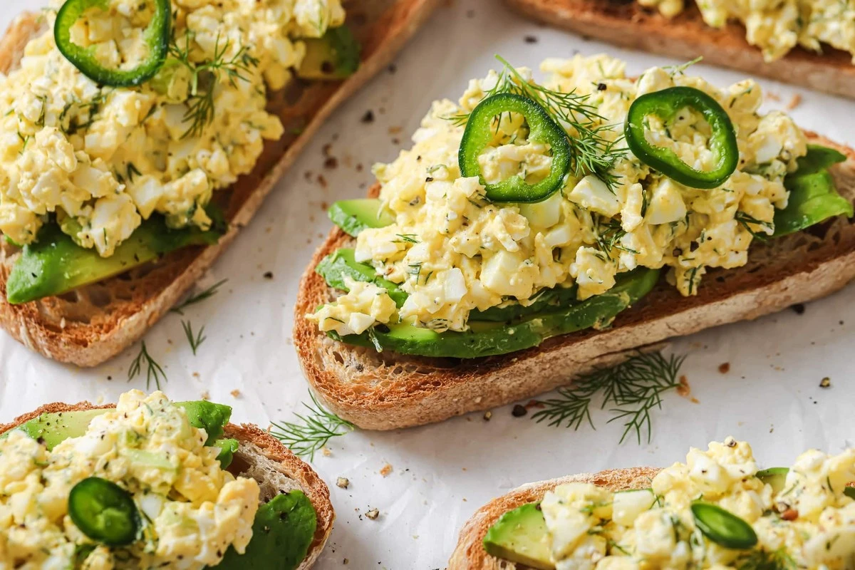 Dlaczego warto zastąpić masło serkiem wiejskim z jajkiem - image 1