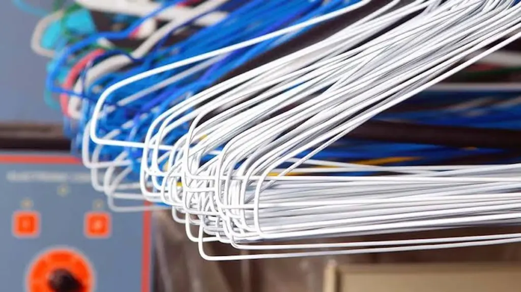 Dlaczego warto zostawić druciane wieszaki z pralni w bagażniku lub kuchni