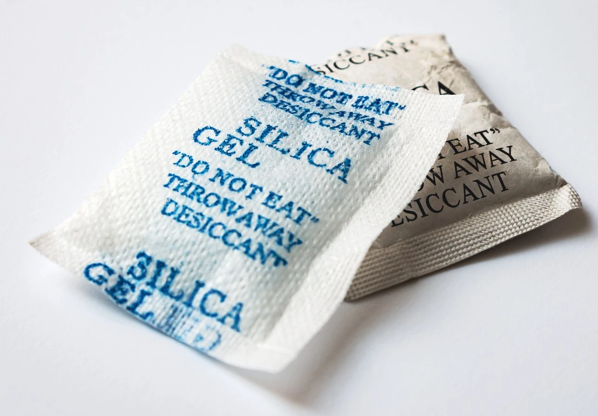 Dlaczego warto zostawić papierowe saszetki z butów na desce rozdzielczej auta - image 1