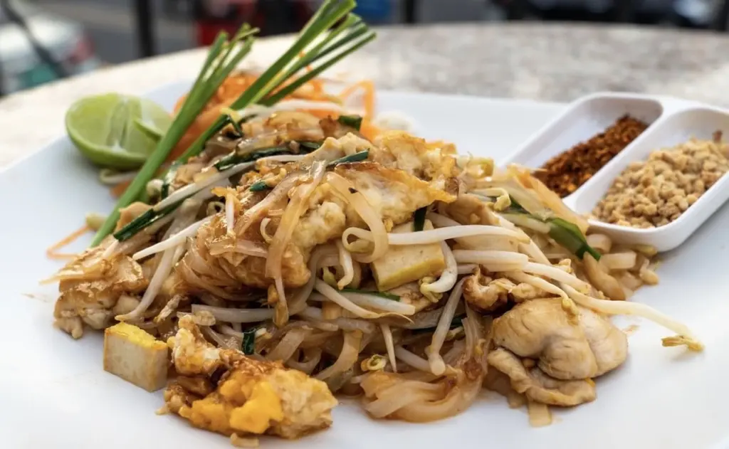 Dlaczego w autentycznym Pad Thai znajduje się aż 6 łyżek cukru