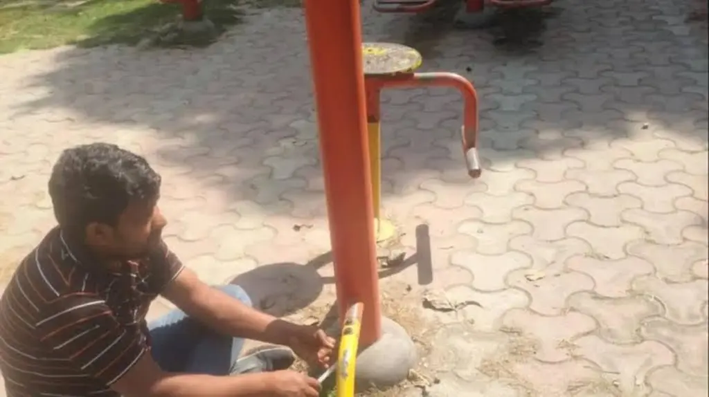 Dlaczego w Delhi masowo demontują stare huśtawki