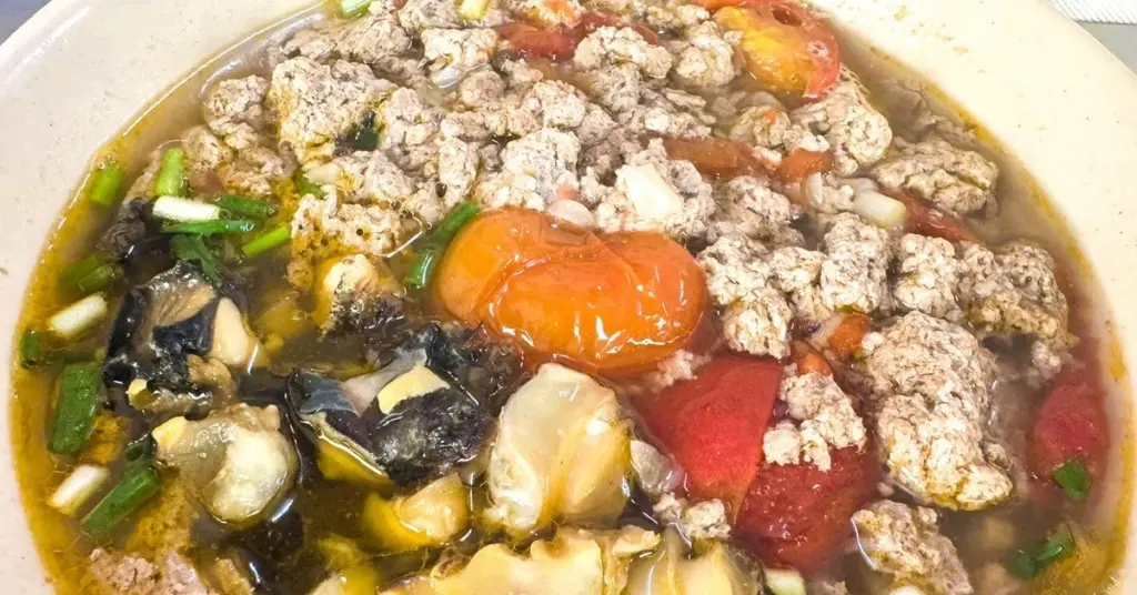 Dlaczego wietnamscy smakosze ukrywają jajko pod makaronem bún riêu