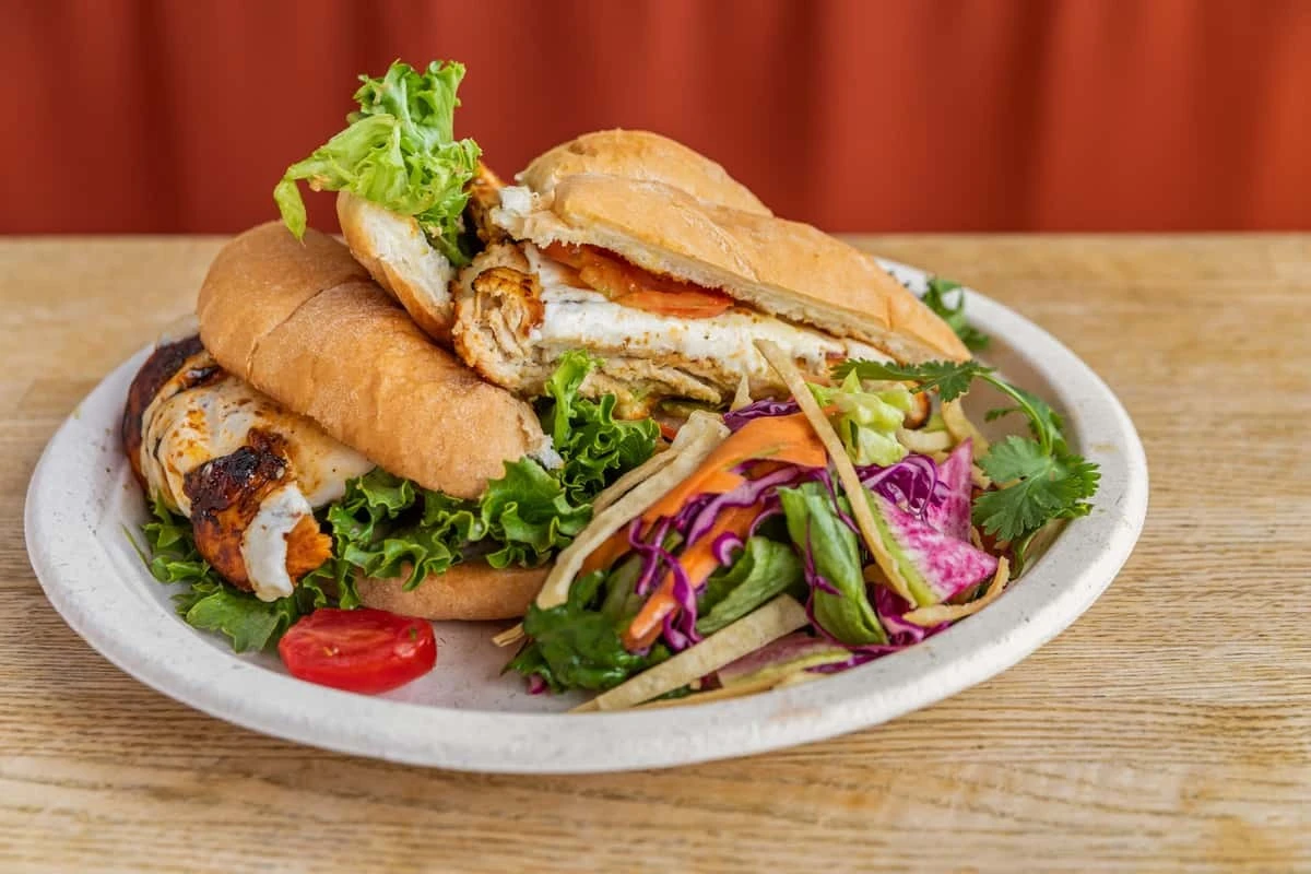 Dlaczego w Memphis zawsze omijam kolejki po żeberka i wybieram tę jedną kanapkę w pasażu handlowym - image 1