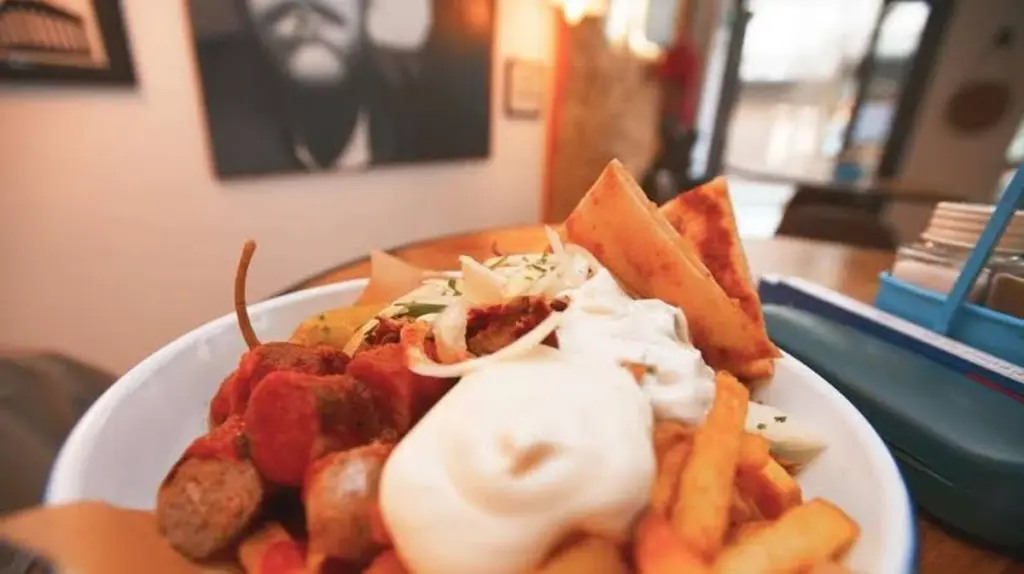 Dlaczego w niemieckich barach po 15:00 brakuje kiełbasy: Fenomen twardego gyrosa z currywurst