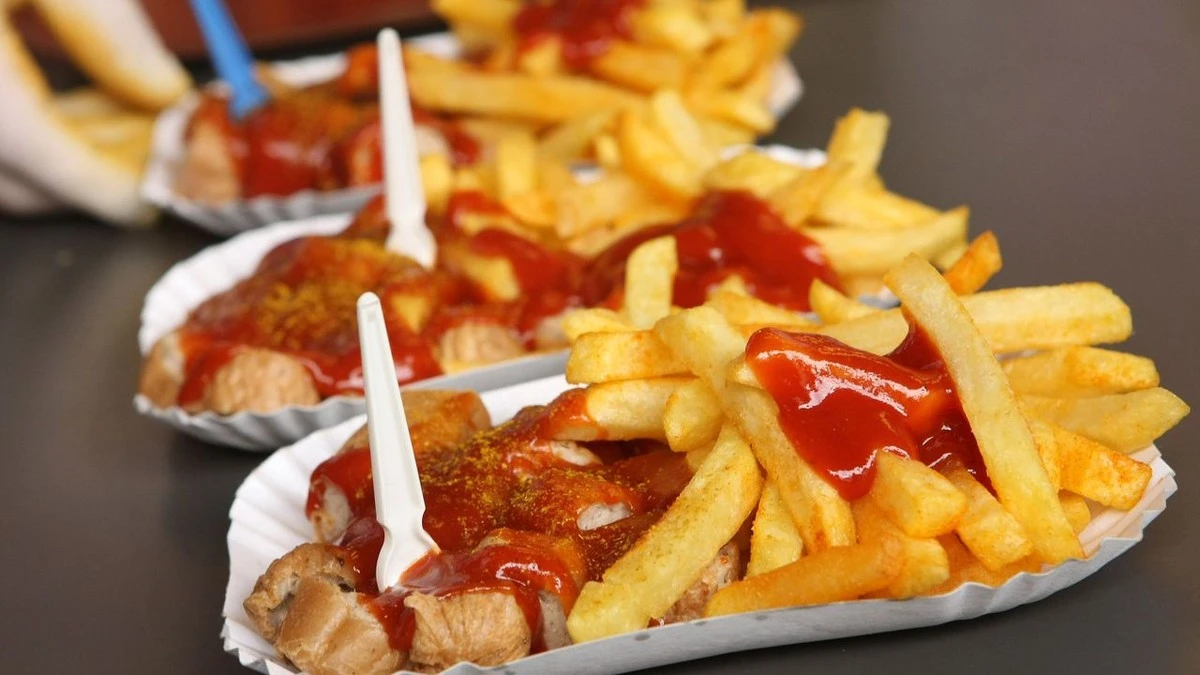 Dlaczego w niemieckich barach po 15:00 brakuje kiełbasy: Fenomen twardego gyrosa z currywurst - image 1