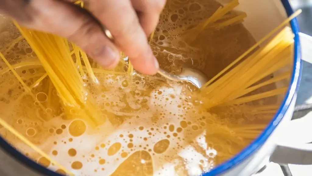 Dlaczego Włosi sypią sól do garnka dopiero w tym momencie