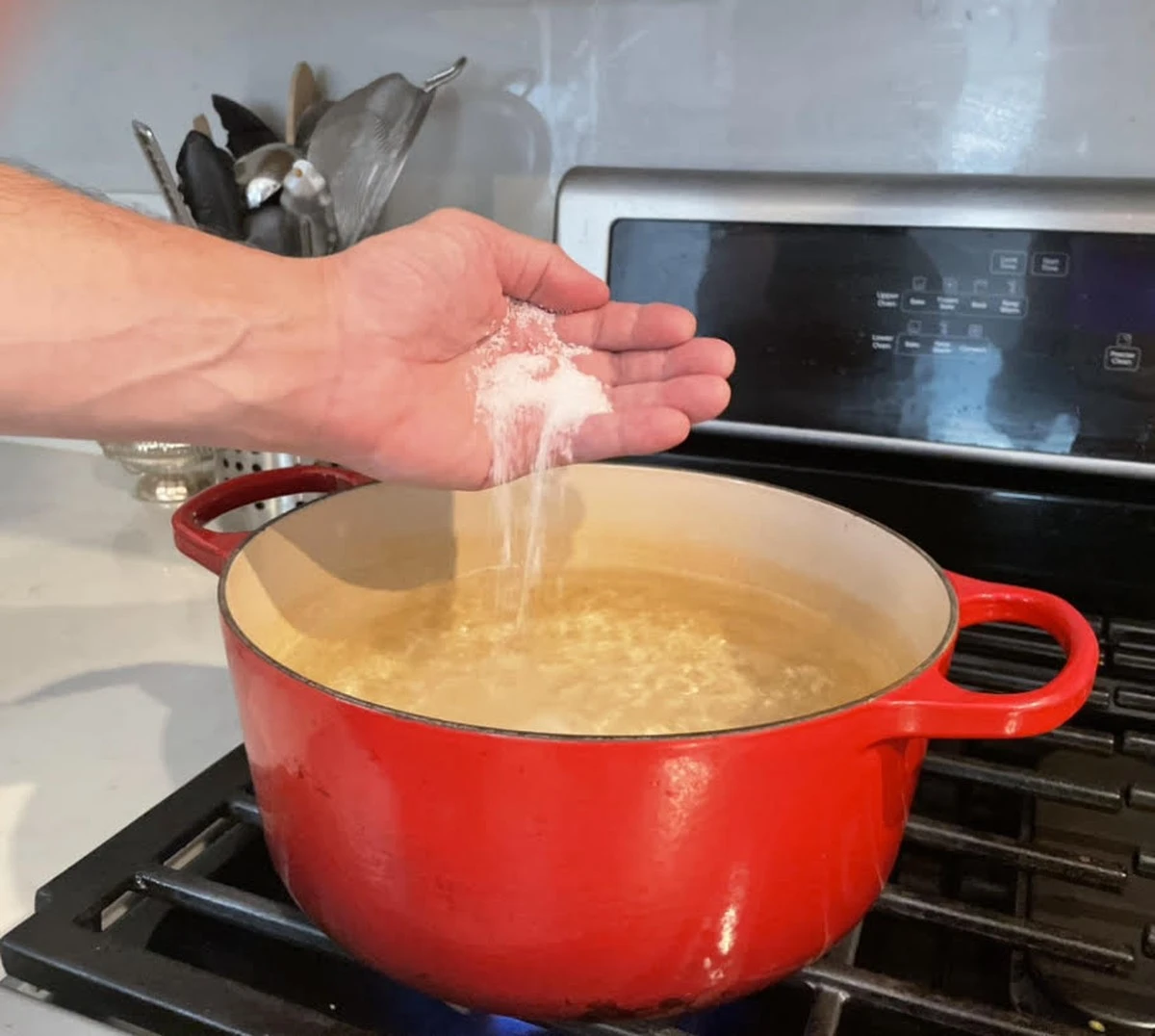 Dlaczego Włosi sypią sól do garnka dopiero w tym momencie - image 1