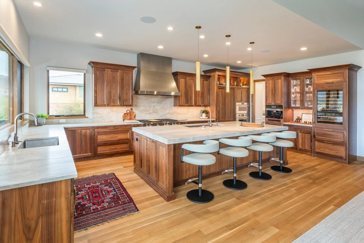 Dlaczego Zaira Nara zrezygnowała z wiszących szafek w swojej kuchni - image 1