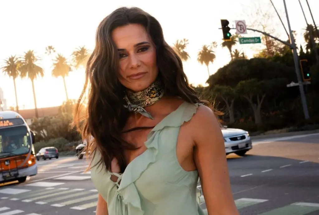 Dlaczego złota lampa z salonu Cláudii Vieiry opanowała polskie wnętrza