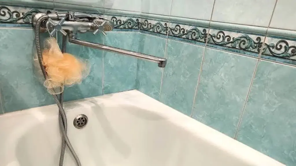 Koniec z szorowaniem fug: 5 materiałów do łazienki, które zastąpią płytki w 2026 roku