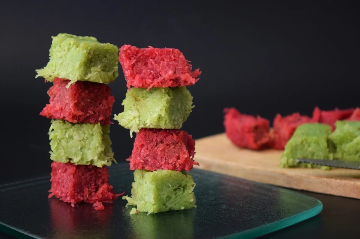 Sekret Kuih jongkong: Dlaczego ten deser z mleczka kokosowego zawsze zawija się w liście - image 1