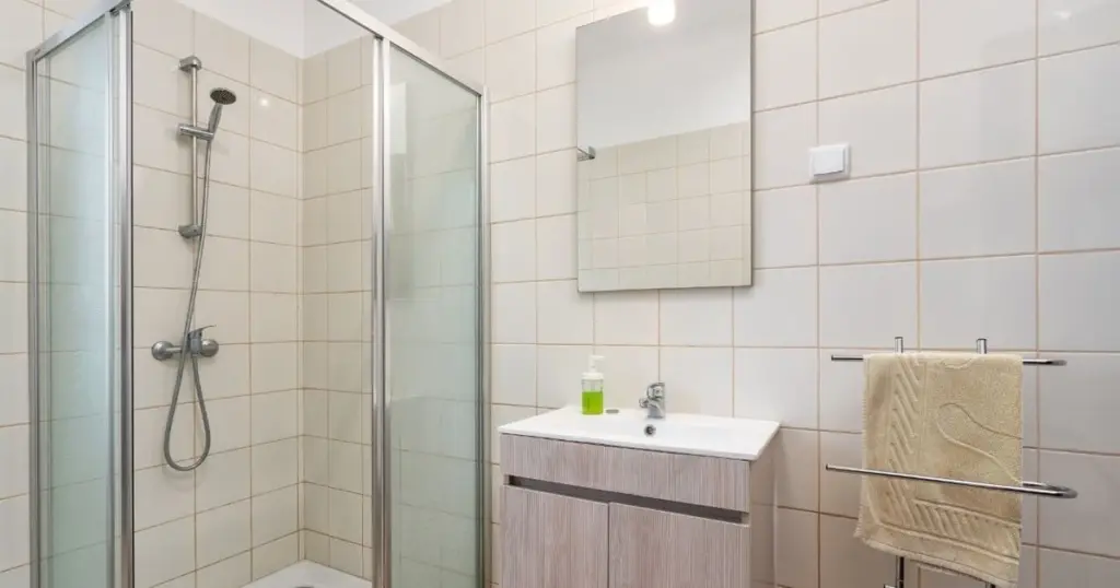 Zamiast płytek i farby: 5 trendów, które odmienią Twoją łazienkę w 2026 roku